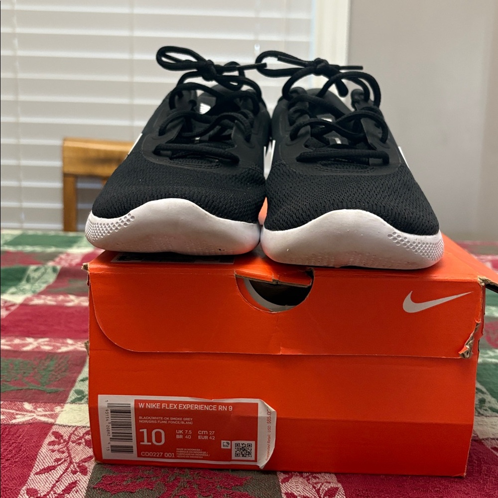 Nike Flex Experience RN 9 Womens Running Shoes_Black and White Women’s size 10